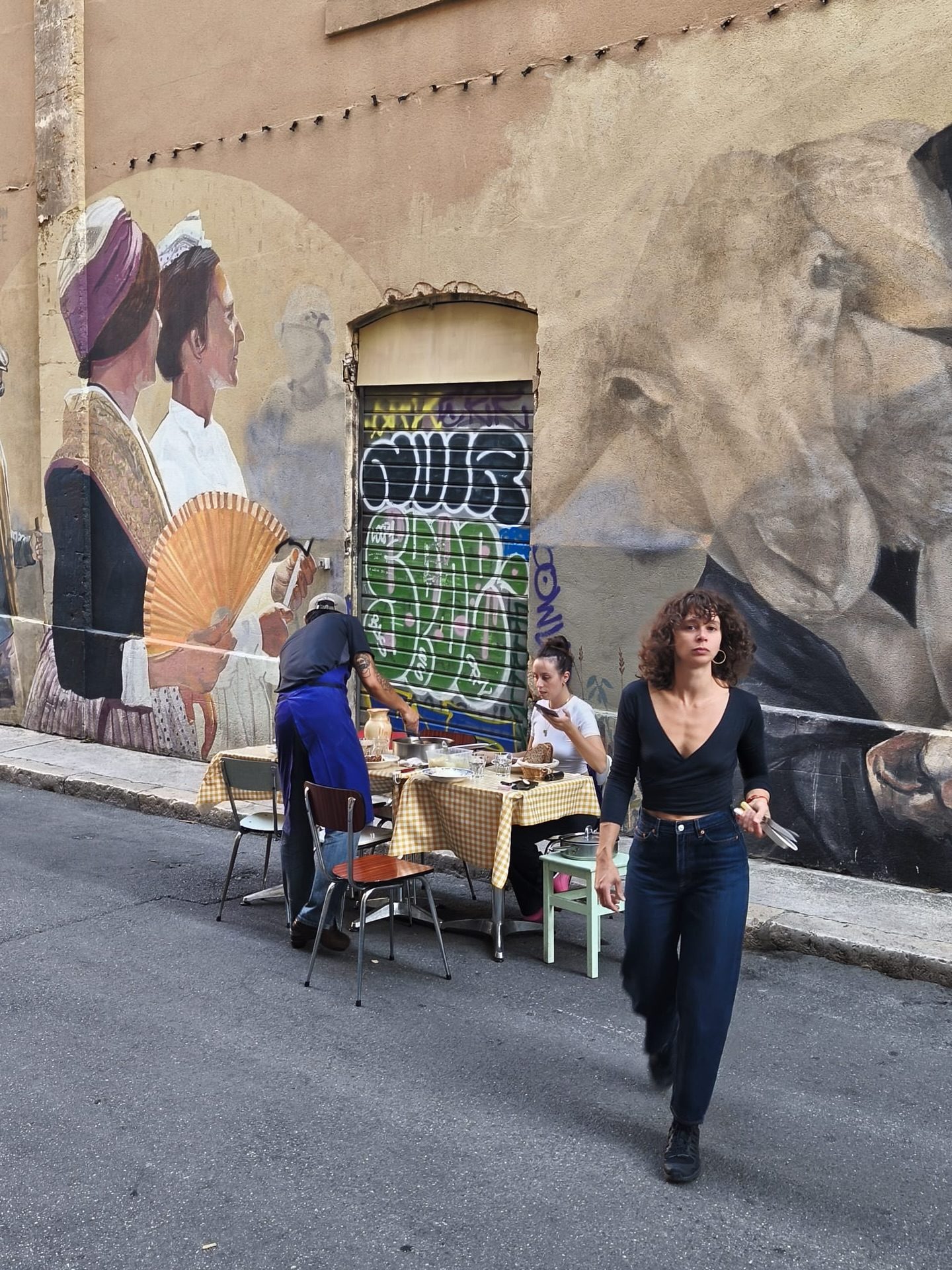Le Panier — fresque murale et terrasse dans la rue