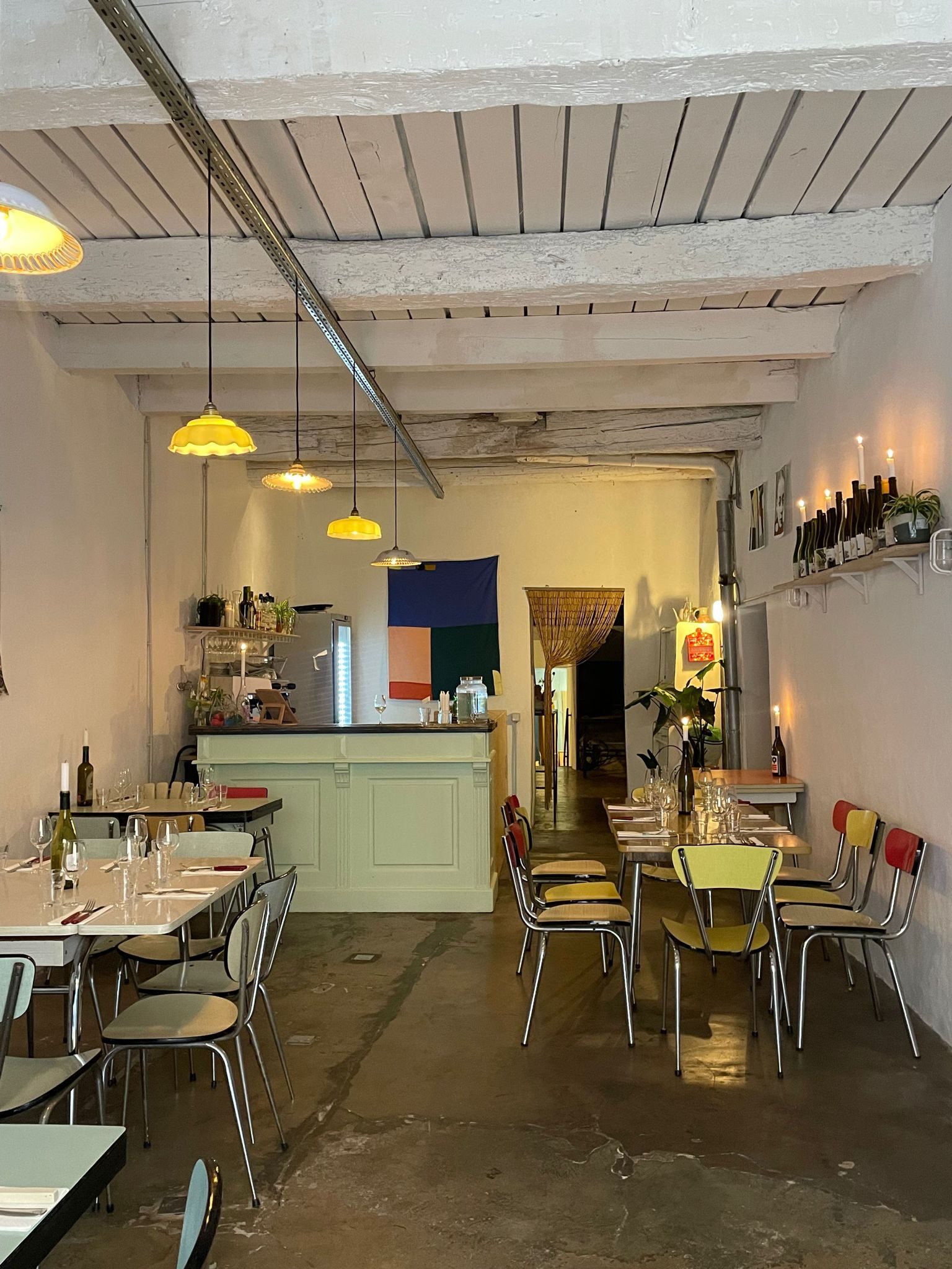 La salle de Ripaille — tables, suspensions et cave à vins